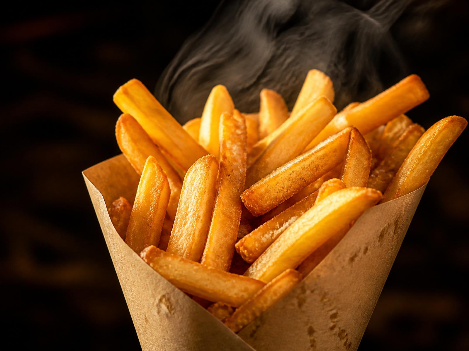 Verse krokante Belgische frieten in een puntzak